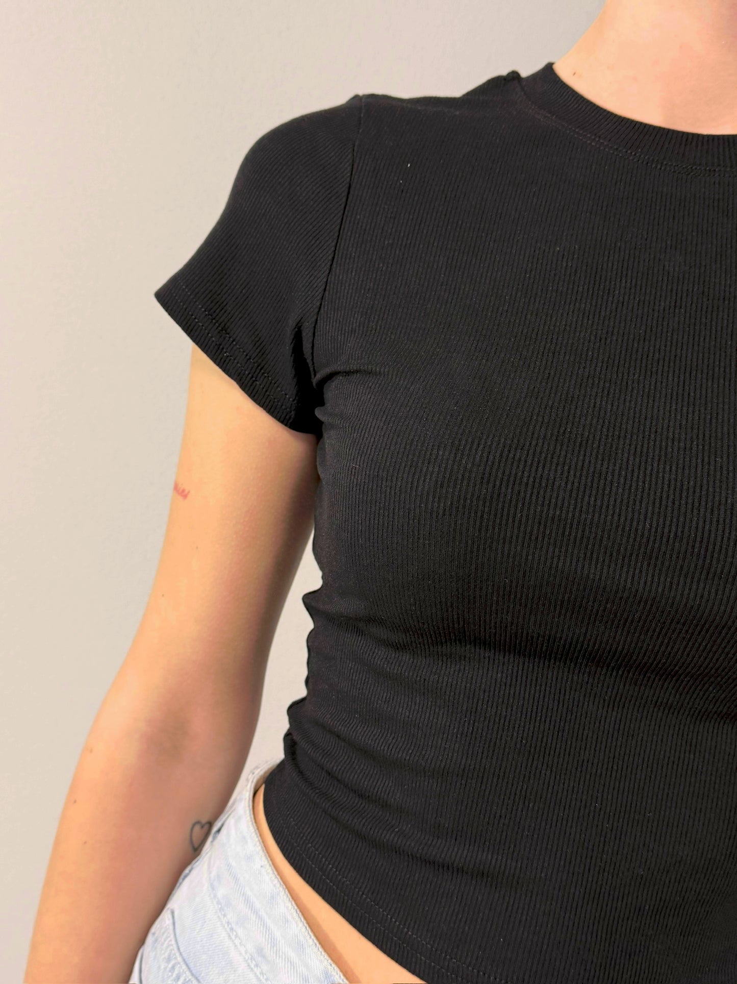 T-shirt Crop Top a Coste da Donna