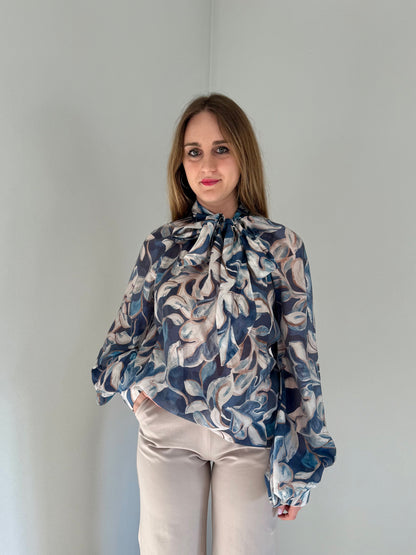 Blusa a Fiori Blu con Fiocco
