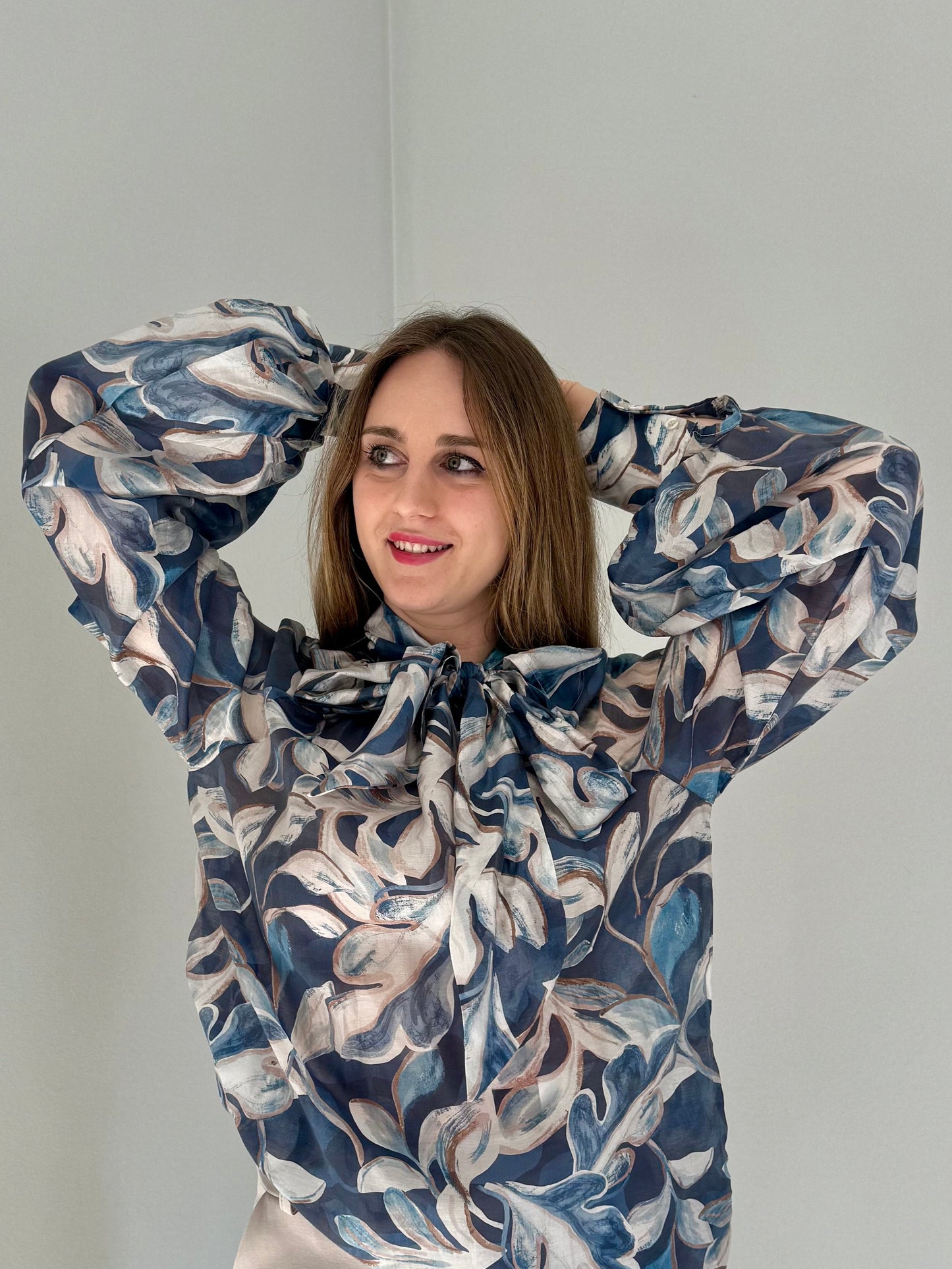 Blusa a Fiori Blu con Fiocco