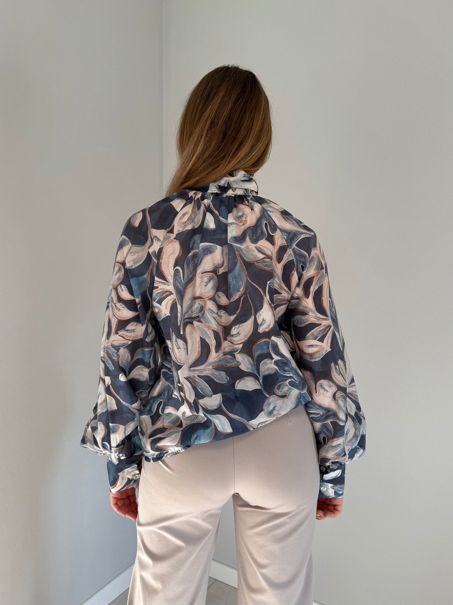 Blusa a Fiori Blu con Fiocco