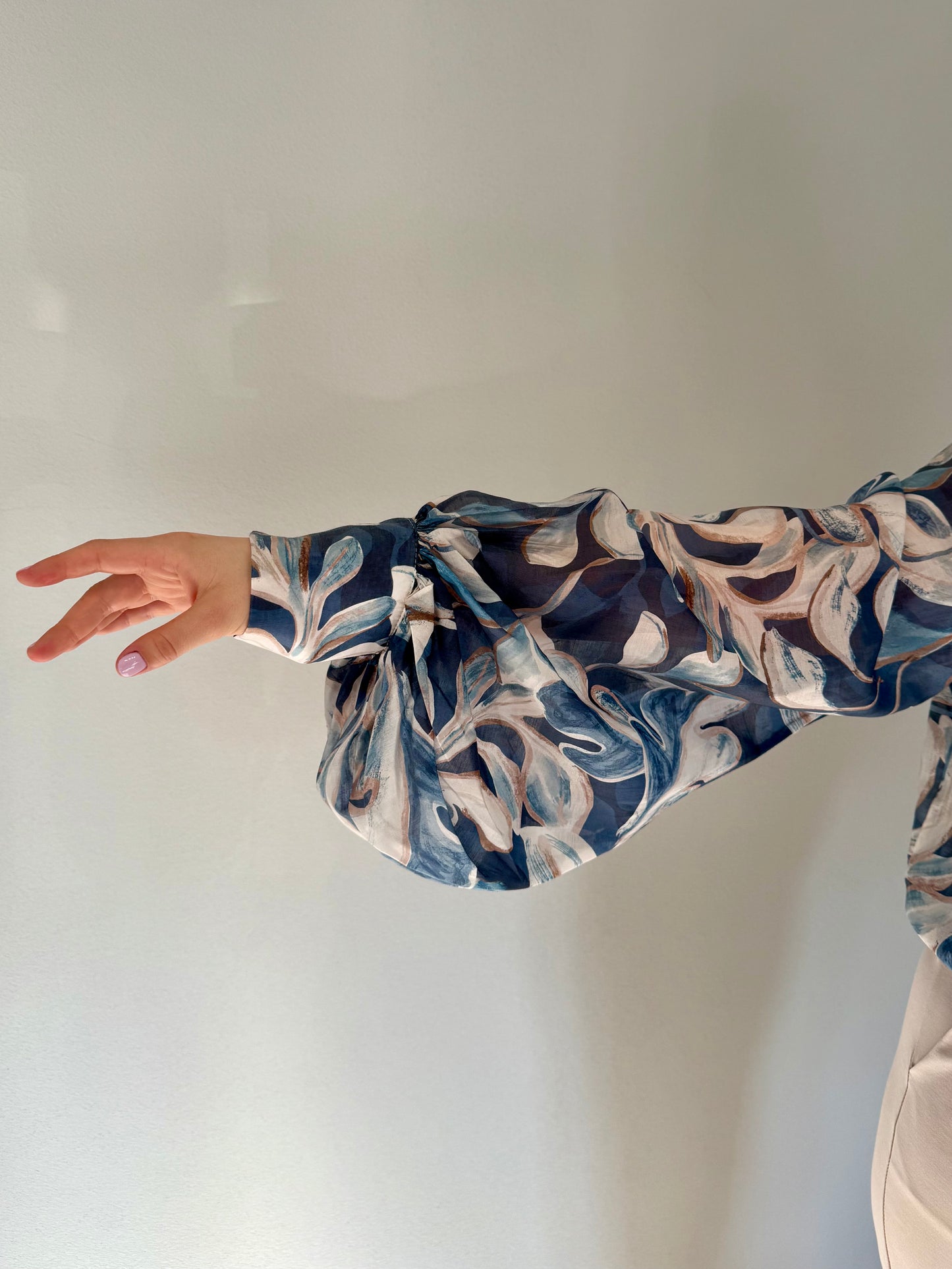 Blusa a Fiori Blu con Fiocco