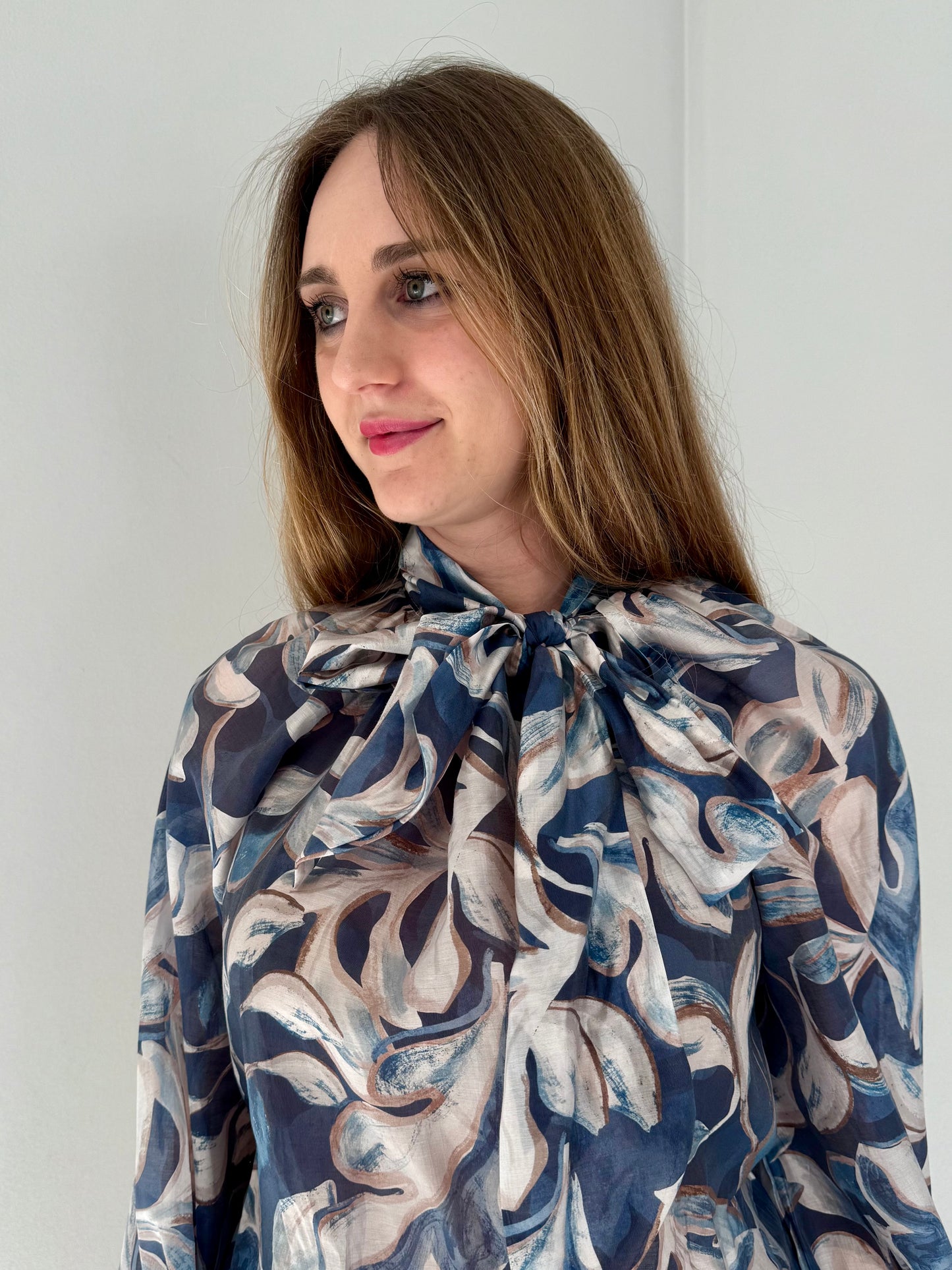 Blusa a Fiori Blu con Fiocco