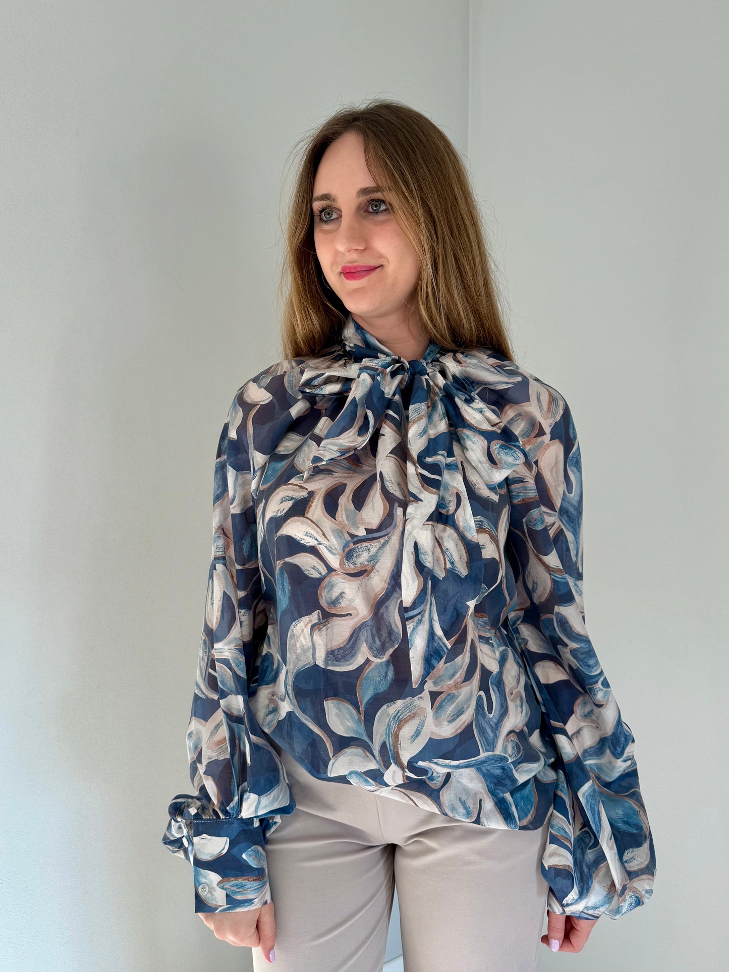 Blusa a Fiori Blu con Fiocco