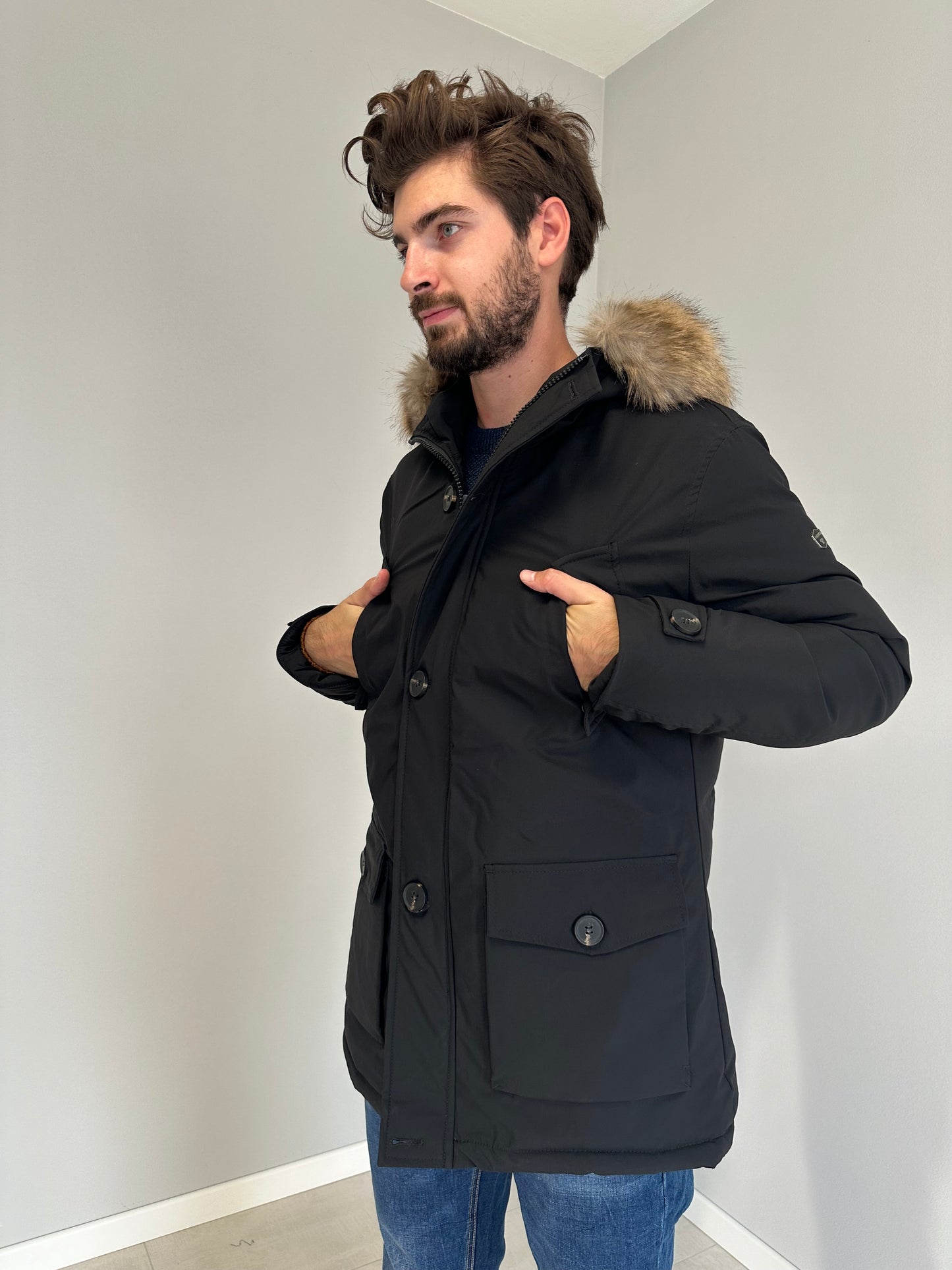 Giubbotto Nero Brugi con Cappuccio di Pelo e Tasche CY46