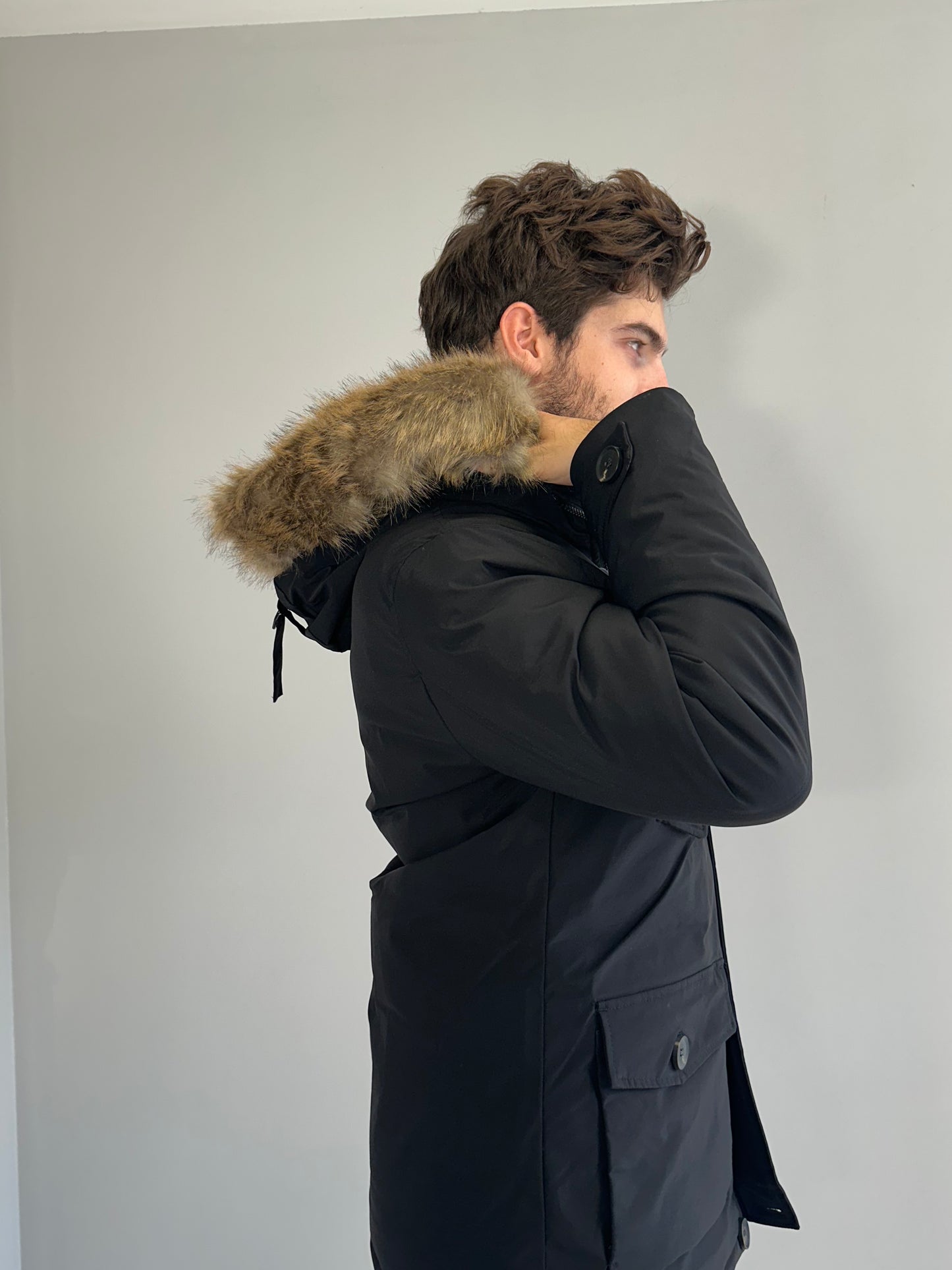 Giubbotto Nero Brugi con Cappuccio di Pelo e Tasche CY46